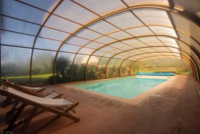 Image de Piscine chauffée et couverte toute l'année en Bretagne pour vos We et vacances