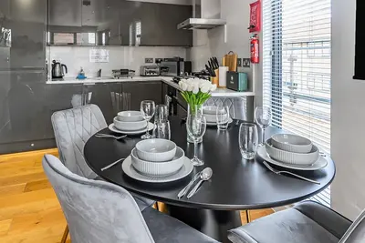 Image de Spacious 2br in Surrey | Pet-Friendly, Netflix, Parking