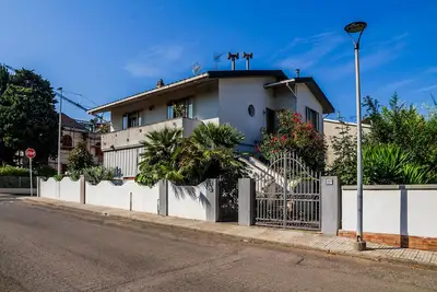 Luminoso Appartamento in Villa Bifamiliare con Giardino e Posto Auto Privato