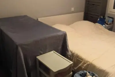 Image de Chambre avec lit 2 personnes, lit, chaise haute et baignoire bébé fournis