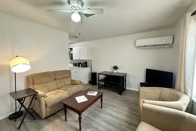 Image de Charming 2br Duplex Unit near St. Pete! Fast Wi-Fi, Pet Friendly!