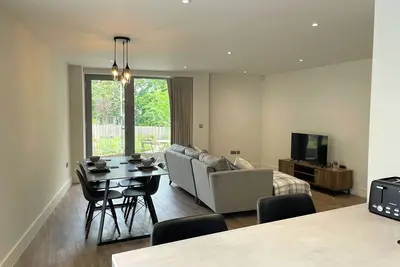 Modern and Sleek 2 Bed Apartment With Parking