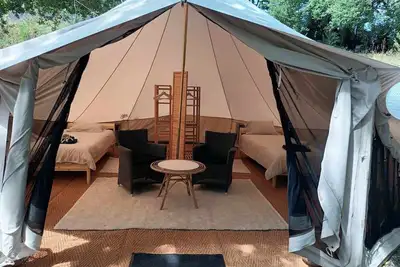 Image de Tente glamping dans le calme, avec piscine, salle de bain et cuisine