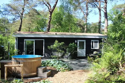 Image de Woodland Wellness Natuur Huisje in het bos met Finse Sauna en Hottub