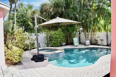 Image de New Tropical 3-bedroom home w heated Pool & Spa Walk to Beach
