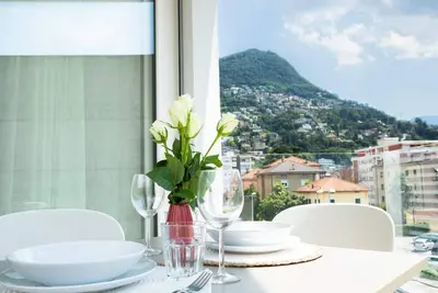 Image de Elegant new Apt with Ac, private balcony & garage