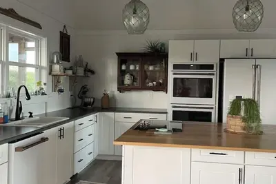Image de Pet Friendly 5-bedroom cottage just a 16-minute walk to Outer Banks Beaches