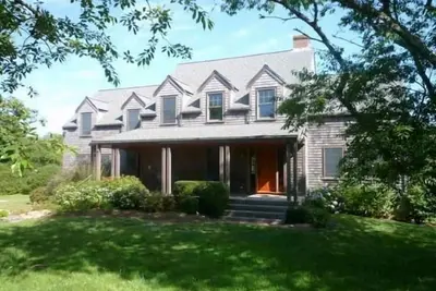 Image de Great 5 Bedroom Compound Off Cliff Rd! Short Walk to Town & Beach!