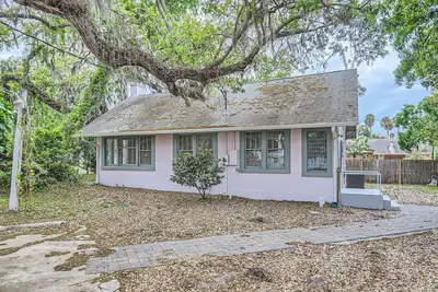 Image de Charming 3-bedroom under ancient oak trees in Titusville