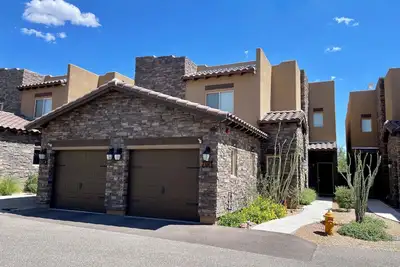 Image de Superb Downtown Cave Creek Location!