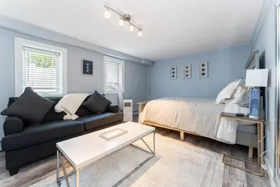 Image de 1 Bedroom, steps to the Beach!