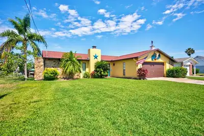 Image de 3-Br/2 Bath waterfront home with direct access to Gulf. Pool, kayaks and dock