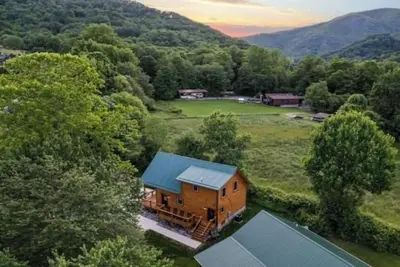 Image de New Cabin! Elk Watching in Maggie, Easy Access. 10min to Blueridge pkwy.