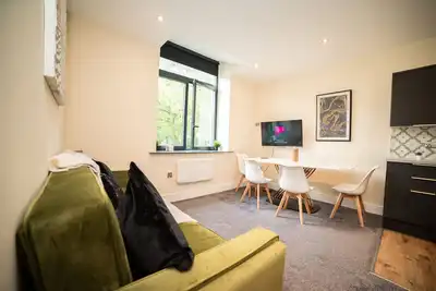 Image de de Luxe-Appartement-Salle de bain privée séparée-Vue sur Rue-Free Parking/ Ca. . .