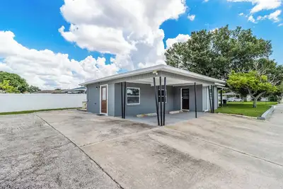 Image de Centrally Located 2br/2ba Modern Tampa Oasis