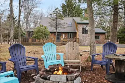 Image de Lake Harmony Cabin - sleeps 13, game room, open common area, hot tub