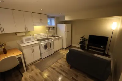 Image de Steps from Woodbine Station! Private apartment just off the Danforth