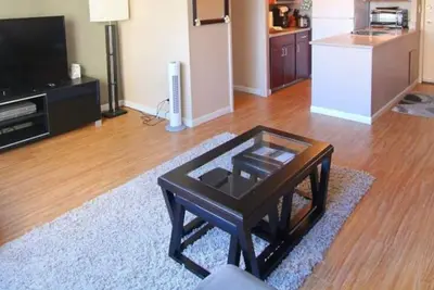 Image de Spacious  1 Bedroom Central Waikiki w/ Huge Lanai! !