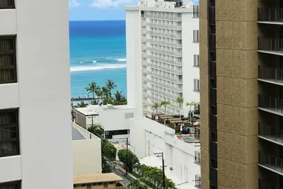 Image de Upper Floor 1 Bdrm at the Waikiki Banyan, Ac, WiFi, Tv, Free parking included!