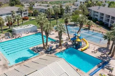 Image de Waterpark resort with basketball, pickleball court