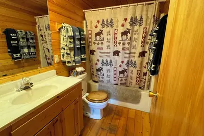 Image de The Grizzly Cabin at Glacier Park is in the remote North Fork, Flathead River.