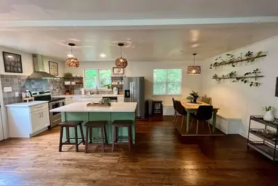Image de Harmony · Charming Home- 7 min to downtown