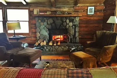 Image de Secluded Log Cabin with Catskill Mountain Views, Seasonal Pond & Cozy Fireplace