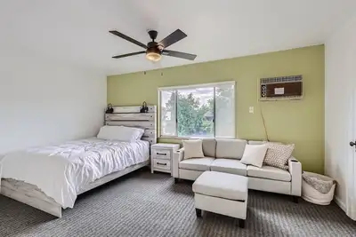 Image de Welcome home to the Lincoln Street Retreat!