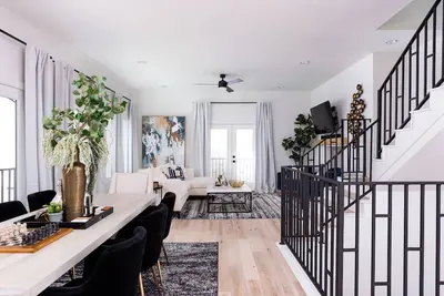 Image de Luxurious 3-Story Townhouse in Shady Acres – Professionally Decorated