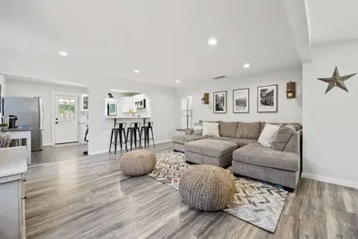 Image de Magic Mountain 4 Bedroom 3 Bath Escape Modern Home