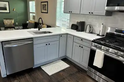 Image de Renovated1-bedroom apartment on quiet block close to Nyc in Jersey City.