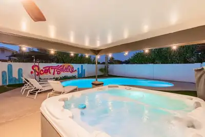 Image de 5 min to Old Town! Pool, Hot Tub & Casita