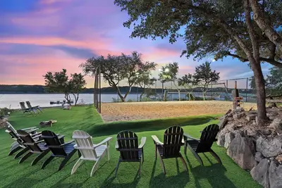 Image de Escape to Reames Dream BnB: Lakefront bliss with sand volleyball awaits!