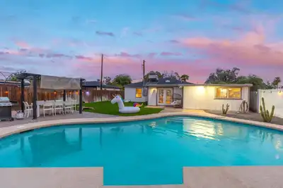 Sleeps 9 | Heated Pool | Backyard | Downtown Phx