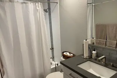 Image de Charming 2-bedroom condo in San Mateo with WiFi and Ac and office space