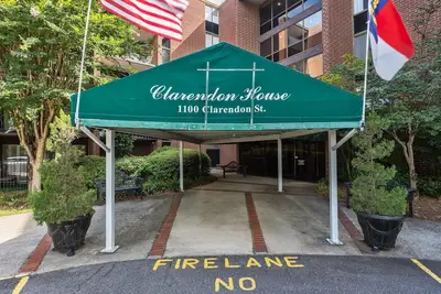 Image de Comfort at the Clarendon\n\nQuaint, clean, safe, & convenient location!