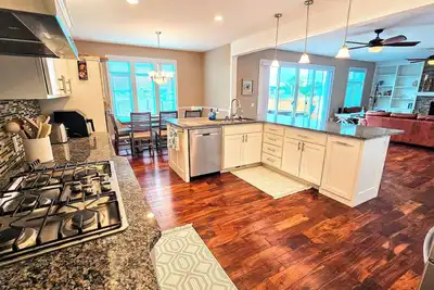 Image de Waterfront luxury retreat in Sandy point - Private dock - Steps from the beach