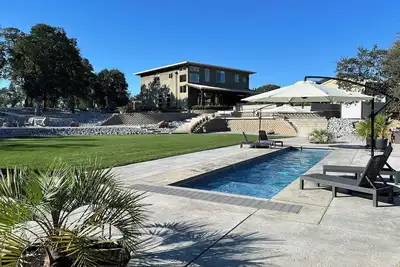 Image de Secluded Luxury at Oak Hollow Estate – Perfect for Groups of Up to 20