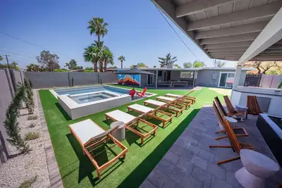 Image de Old Town Villa - Free Heated Pool, Hot Tub, Fire Pit, Putting Green, Bbq