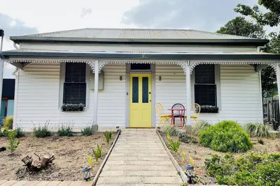 Image de Updated Cottage on Large Sunny Block, 5 mins to town