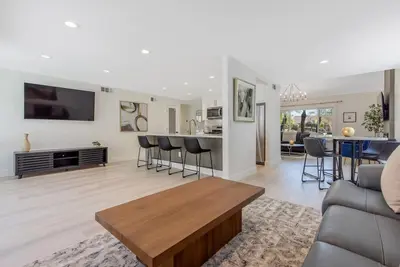 Image de Designer 4-bedroom 2 Bath Pool, Spa & Arcade! Santa Clarita Valley