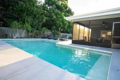 Charming 4 bedroom, Heated Pool and Close to Beaches!