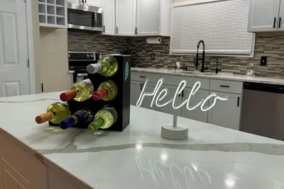 Image de Charming 3-bedroom upstairs unit apartment with WiFi and Ac in Virginia Beach! ! !
