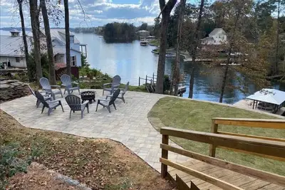 Image de Beautiful 4-bedroom home with boat dock and incredible view of Lake Jordan.