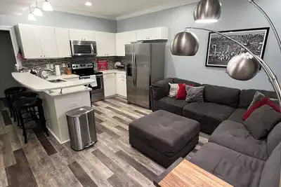 Image de Gameday condo - easy walk to Bryant Denny Stadium, Campus and The Strip