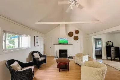 Image de Amberley Beach lakefront cottage