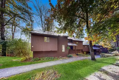 Image de Beautiful bright condo with deck, wifi, kitchen, w/d, bbq, mountain view, Tv's