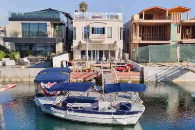 Image de Canalfront Charmer by AvantStay | Waterfront w/ Shared Dock + Hot Tub