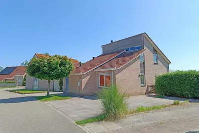Image de Maison côtière élégante avec jetée