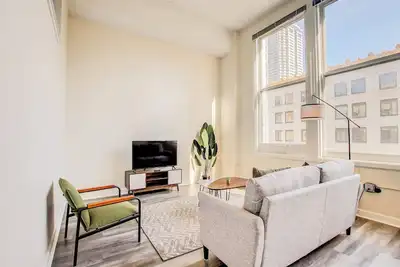 Image de Two CozySuites Apartment with Skybridge Access #3